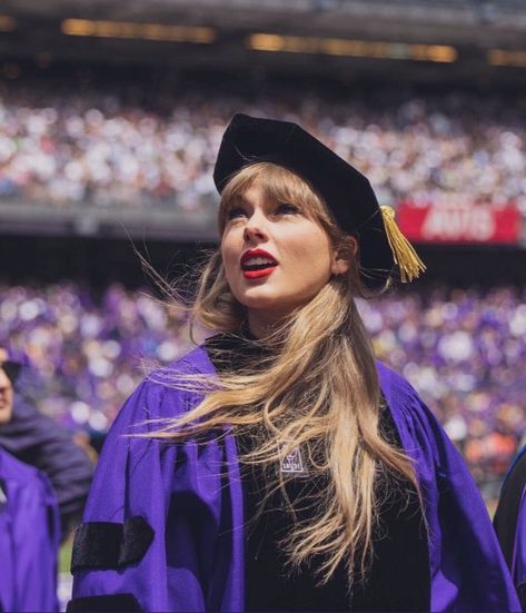 graduation from nyu 2022 Taylor Swift Fotos, The Bigbang Theory, Swift Photo, Taylor Swift Wallpaper, Long Live Taylor Swift, Live Taylor, Swift 3, Taylor Swift Pictures, Taylor Alison Swift