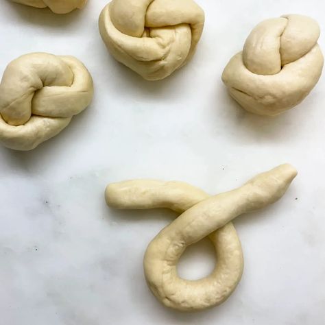 Sourdough Discard Garlic Knots - Easy | Garlic Butter Discard Garlic Knots, Easy Garlic Butter, Garlic Knots Recipe, Sourdough Bread Starter, Sourdough Starter Discard Recipe, Bread Starter, Garlic Knots, Baked Garlic, Sourdough Discard