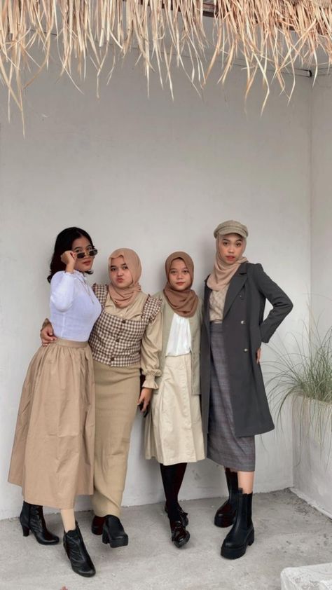 Vintage Hijab Outfit 90s, Yearbook Outfit Ideas Vintage, Ootd Vintage 90s Hijab, Ootd Retro 90s Hijab, Retro Style Hijab 90s, Ootd Retro Hijab, Rok Tartan, Vintage Hijab Outfit, Peaky Blinders Outfit Women