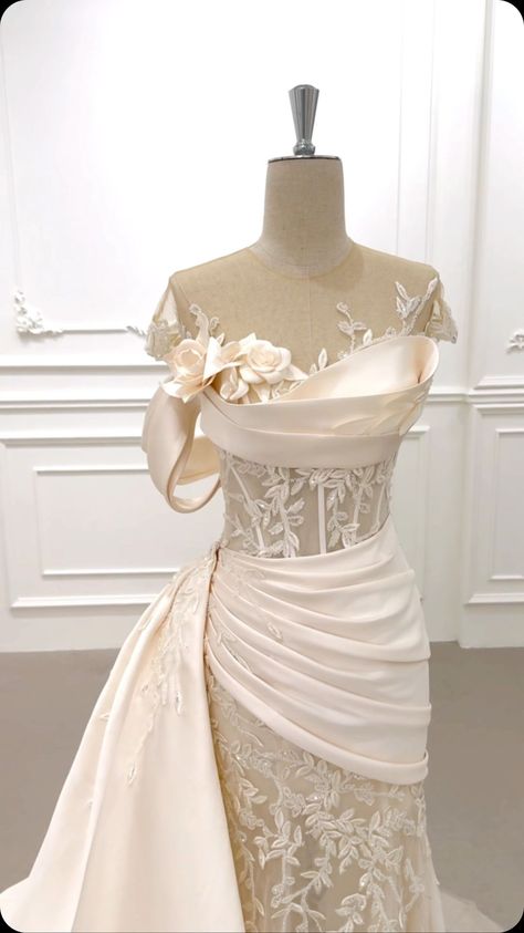 秦紫微 | The lines look very beautiful#dress #wedding #weddingdress #weddingday #dresses #bride #bridal #bridetobe #fashion #fancydress… | Instagram Draping Wedding Dress, Drapery Dress, Draping Dress, Dresses Bride, Draping Fashion, Pretty Prom Dresses, Boho Wedding Dress, Bride Bridal, Modern Bride