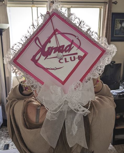 Dental Grad Cap Ideas, Winx Club Graduation Cap, Graduation Cap Designs With Bow, Lace Graduation Cap, Senior Crown Aesthetic, Barbie Grad Cap, Bratz Graduation Cap, Bow Graduation Cap, Coquette Graduation Cap