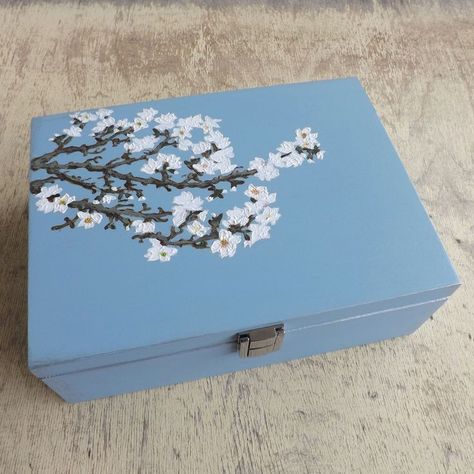 Painting On A Wooden Box Ideas, How To Decorate A Wooden Box Ideas, Painted Wooden Boxes Diy Ideas, Painting Boxes Ideas, Wooden Box Painting Ideas Easy, Painted Box Ideas Simple, Painted Box Ideas Aesthetic, Box Painting Ideas Aesthetic, Wood Box Painting