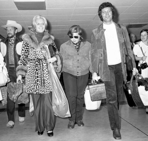 Tom Jones Singer, Linda Jones, Sir Tom Jones, Jones Family, Tom Jones, Leopard Print Coat, Heathrow Airport, National Photography, Heathrow