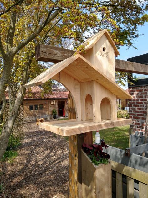 Unique Bird Houses Diy, Cute Bird Houses, Bird Houses Ideas, Bird House Plans Free, Wood Bird Feeder, Birdhouses Bird Feeders, Wooden Bird Feeders, Homemade Bird Houses, Bird Houses Ideas Diy