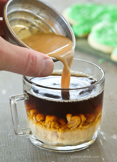 Home made flavored creamers. I doubt I'll ever buy premade creamer again. Diy Coffee Creamer, Minuman Starbucks, Homemade Coffee Creamer, Creamer Recipe, Homemade Coffee, Almond Joy, Diy Coffee, Izu, Coffee Creamer