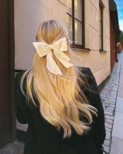 Bow hairstyle ideas. Bow Hairstyle Long Hair, Big Bow In Hair, Bow Hair Aesthetic, Blonde Hair With Bow, Bow Tie Hairstyle, Hair With Bow, Wedding Hair Bow, Princess Amber, Hair Bow Tie