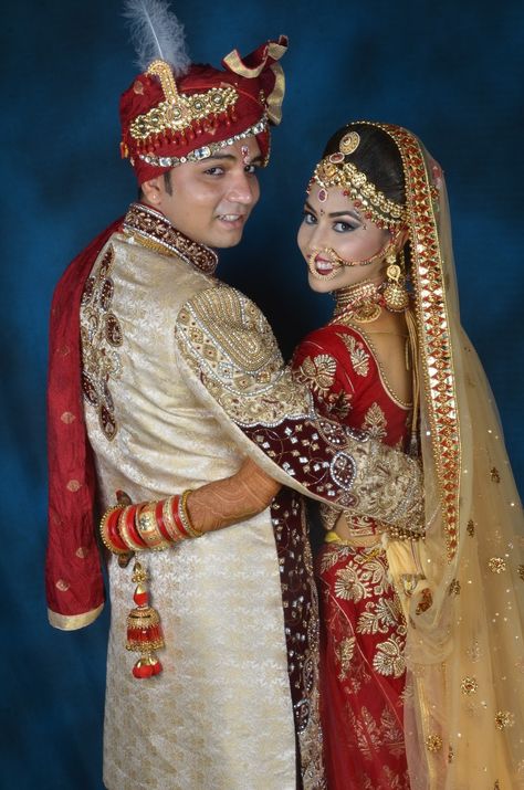 Dulhan Dulha Pose Wedding Photos, Couple Dulha Dulhan, Wedding Cupal Poses, Shadi Poses For Couple, Dulha Closeup Pose, Indian Wedding Cupal Pose, Capal Photo Poses, Caples Photo Wedding Indian, Cupal Photo Shoot Hd