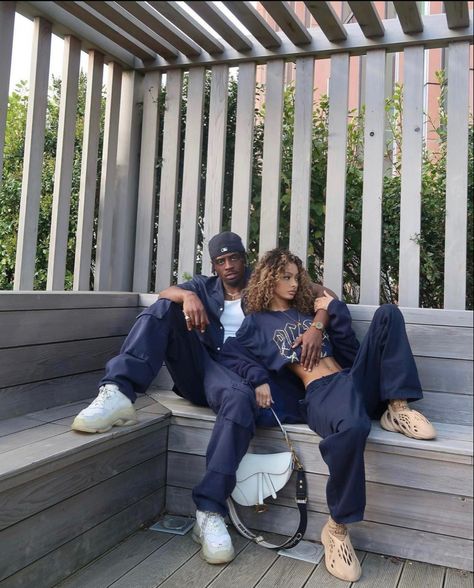 Couples Streetwear Outfits, Couple Poses For Instagram, Couple Fits Streetwear, 90s Couples Photoshoot, Couples Street Style, Duo Picture Ideas, Streetwear Fashion Couple, Couple Outfits Streetwear, Matching Fits Couples