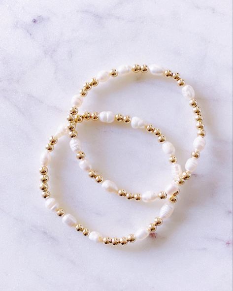 Gold Homemade Jewelry, Peal And Gold Necklace, Gold And White Bead Bracelet, Pearl Bracelet Ideas Simple, Gold And White Bracelet, Diy Gold Bead Bracelets, White And Gold Beaded Bracelet, Pearl Friendship Bracelet, Pearl Bead Bracelet Ideas