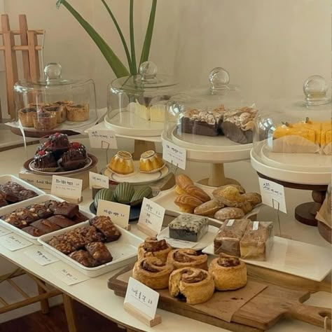 Coffee Shop Bakery Display, Cafe Pastry Display Ideas, Pastry Shop Aesthetic, Pastries Display, Coffee Shop Display, Cafe Pastries, Coffeshop Design, Bake Sale Displays, Cake Stall