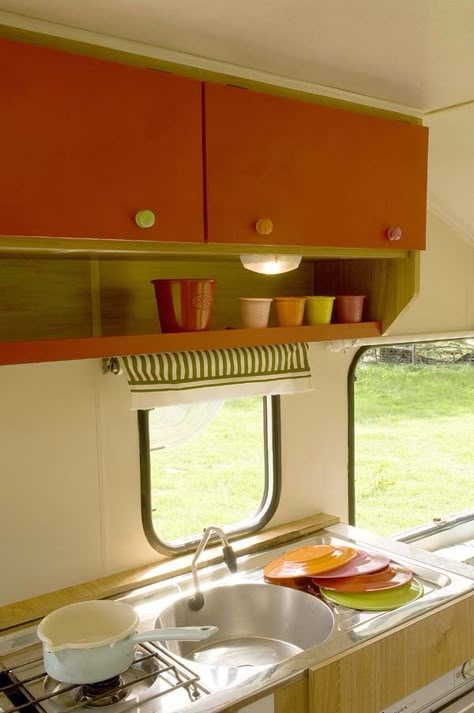 Caravan cupboards Caravan Interior Makeover, Caravan Vintage, Vintage Trailer Interior, Vintage Camper Interior, Caravan Makeover, Retro Camping, Trailer Decor, Airstream Renovation, Retro Caravan