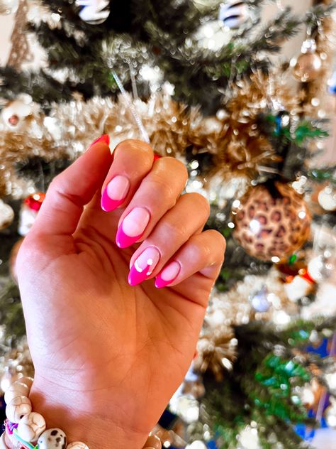 Santa Hat Nails Pink, Pink French Tip Christmas Nails, Pink Santa Hat Nails, Pink Santa Nails, Christmas Nails Preppy, Hot Pink Christmas Nails, Preppy Christmas Nails, Santa Hat Nails, 22 Nails