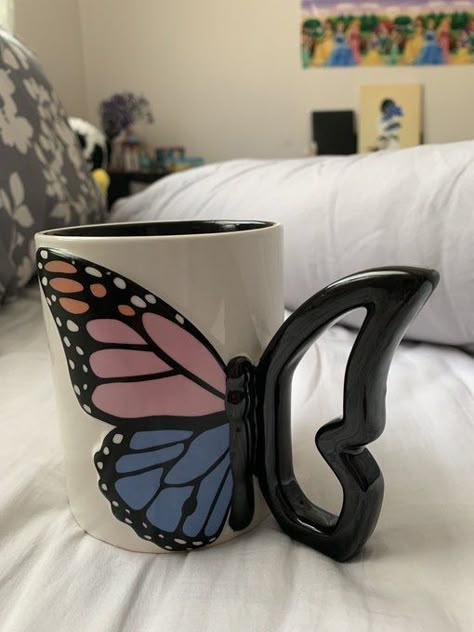 Butterfly Mug Ceramics, Butterfly Pottery Ideas, Desserts For Winter, Clay Cup Ideas, Tazas Aesthetic, Clay Coffee Mugs, Cute Mugs Aesthetic, Butterfly Pottery, Butterfly Clay