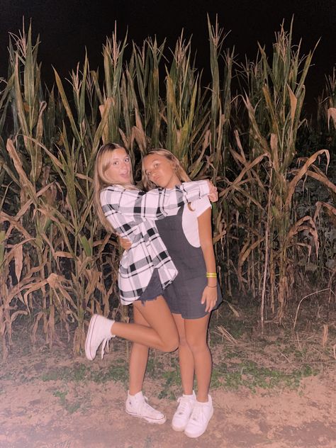 Haunted Corn Maze Outfit, Corn Maze Photoshoot, Corn Maze Pictures, Haunted Corn Maze, Field Corn, Fall Pics, Pics Ideas, Friends Instagram, Corn Maze