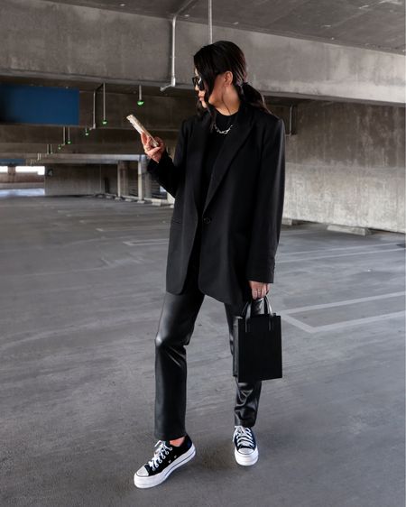 Layering Street Style, Androgynous Outfits, Converse Style, Grown Women, Tomboy Outfits, Androgynous Fashion, Feminine Outfit, Slim Fit Pants, Winter Fashion Outfits