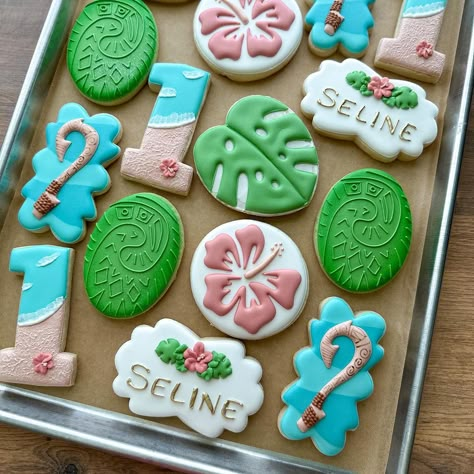 Moana Theme Cookies, Moana Cookies Birthday, Moana Sugar Cookies Decorated, Moana Royal Icing Cookies, Moana Cookies Decorated, Moana Sugar Cookies, Tangled Cookies, Moana First Birthday Party, Moana 2nd Birthday