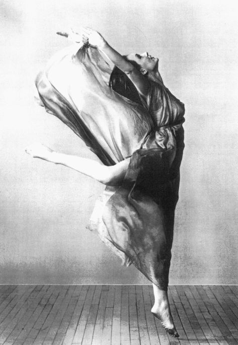 Isadore Duncan | bswise | Flickr Martha Graham, Isadora Duncan, Woman Dancing, Dance Movement, Royal Ballet, Dance Photos, Photo Vintage, Modern Dance, Dance Art