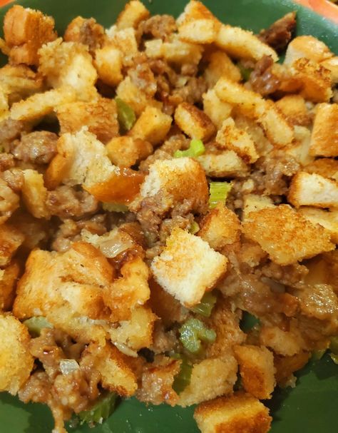 Italian Sausage Stuffing - Garlic & Olive Oil Veins Italian Turkey Stuffing Recipes, Italian Stuffing Thanksgiving, Italian Stuffing, Italian Sausage Stuffing, Sausage Dressing, Make A Turkey, Turkey Stuffing Recipes, Italian Turkey, Sausage Stuffing