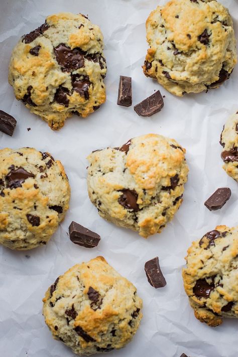 Easy Dark Chocolate Chunk Scones - Nourish & Fete Chocolate Chunk Scones, Baking Scones, Chocolate Chip Scones, Drop Scones, Scones Recipe Easy, Chocolate Scones, Chocolate Chunk, Scone Recipe, Breakfast Bake