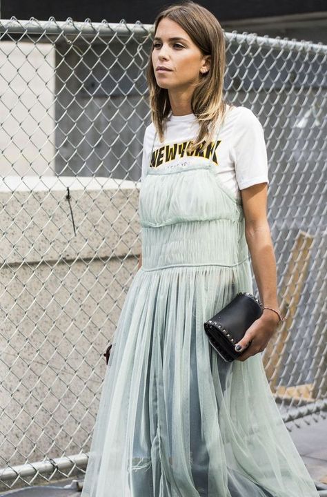 NYC tee + silk strap dress Mode Tips, New York Fashion Week Street Style, Blazer Outfit, Mode Boho, Easy Style, Cooler Look, Looks Street Style, Street Style Chic, Fashion Weeks