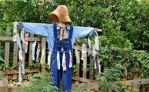 How to Make a Scarecrow - Redeem Your Ground | RYGblog.com Make A Scarecrow, Scarecrows For Garden, Diy Scarecrow, Fall Garden Decor, Fun Fall Activities, Garden Whimsy, Fall Activities, Veggie Garden, Autumn Garden