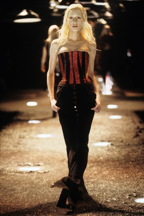 Alexander McQueen Fall 1998 Ready-to-Wear Collection Photos - Vogue Alexander Mcqueen 90s, Fashion 1990s, Vintage Runway, Runway Fashion, Alexander Mcqueen, High Fashion, Fashion Show, Alexander, Ready To Wear