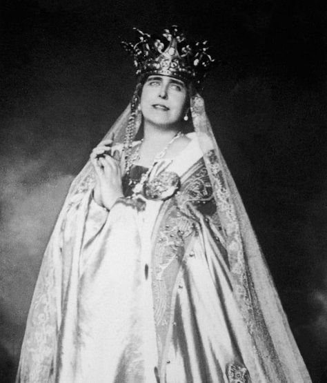 Queen Marie Of Romania, Book Charts, Castle Dracula, Marie Of Romania, Romanian Royal Family, Royal Tiaras, Duchess Of York, Still Image, Princess Of Wales