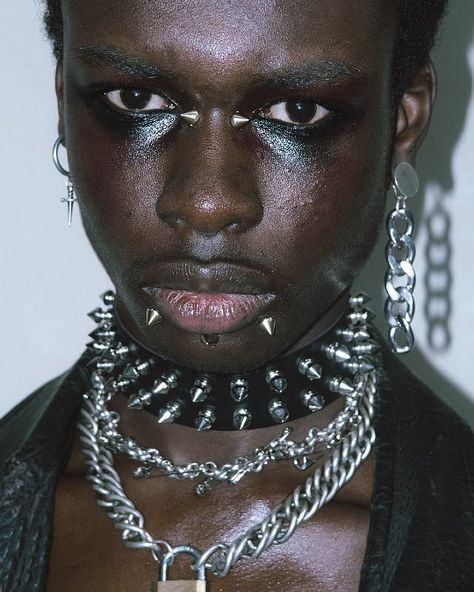 ... on Twitter: "Olabisi & Emmanuel Adjaye by Kristin-Lee Moolman for Nataal Mag… " Poc Goth, Kristin Lee, Afro Goth, Afro Punk Fashion, Punk Makeup, Punk Aesthetic, Black Punks, Black Makeup, Black Goth