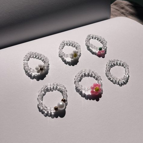 Cincin Manik Aesthetic, Daisy Aesthetic, Cincin Diy, Manik Manik, Small Bead Bracelet, Diy Beaded Rings, Aesthetic Korean, Beading Jewelery, Review Produk