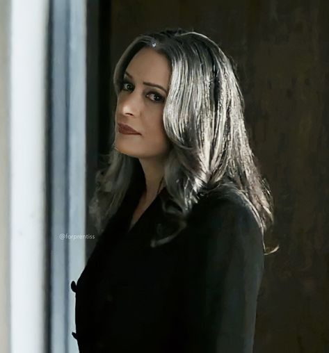 Paget Brewster Hot, Emily Prentiss Grey Hair, Paget Brewster Grey Hair, Emily Prentiss Aesthetic, Emily Prentiss Icon, Emily Prentiss, Jennifer Jareau, Paget Brewster, Crimal Minds