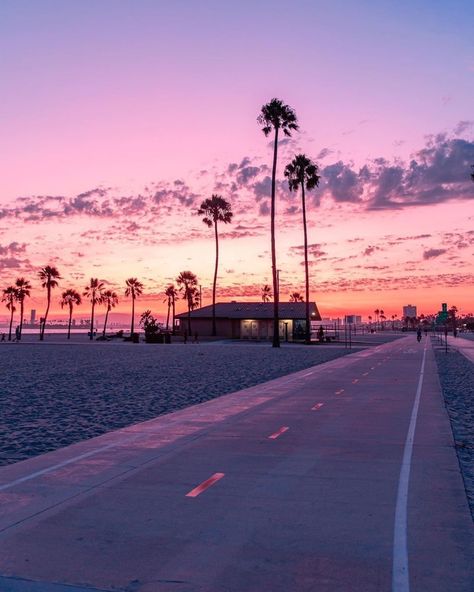 Visit Long Beach on Instagram: “We sure hope another pink cotton candy sunset is in our future! 💗🌴 #VisitLB #Repost⁣⁣ 📸: @ejimmy3” Cotton Candy Sunset, California Wallpaper, Los Angeles Beaches, California Vibe, California Sunset, Long Beach California, Visit California, Beach Background, Beach Wallpaper