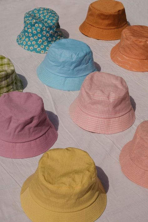 Cute Bucket Hats, Bucket Hat Outfit, Pink Bucket Hat, Bucket Hat Fashion, White Bucket Hat, Mode Turban, Outfits With Hats, Mode Inspo, Cute Hats