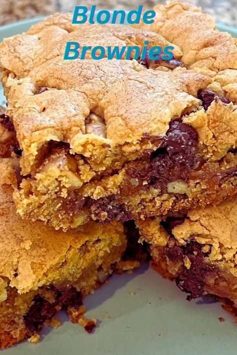 Blonde brownies with chocolate chips and walnuts Blonde Brownies Recipe, Blonde Brownie Recipe, Blonde Brownie, Bar Treats, Pecan Brownies, Blonde Brownies, Walnut Brownies, Monster Cookie, Gooey Cookies