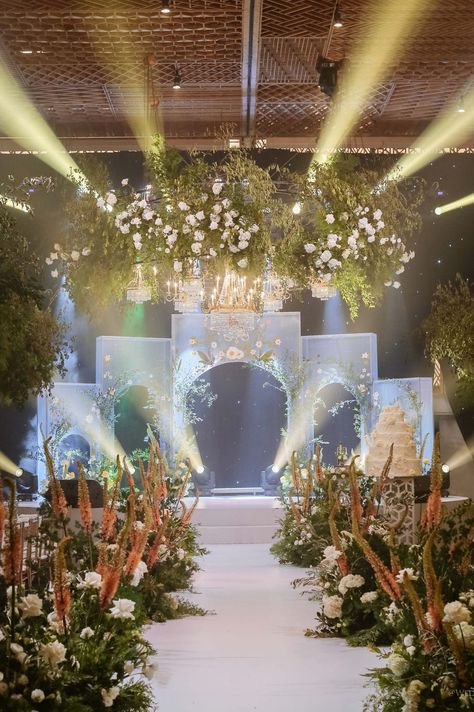 Indoor White Wedding, White Flower Decoration Wedding Indian, White Wedding Stage Decor Elegant, White Flower Stage Decoration, Sangeet Backdrop, Ceremony Greenery, Pelamin Klasik Tradisional, White Floral Stage Decor, Indoor Wedding Decorations