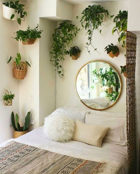 Green.Earth on Instagram: “Plant lovers bedroom goals 💚😍 Follow our page🌲🌳 @greenearth.co.in 🌲🌳 📷 @theplantydropper 😊💛 . . #pothosplant #pothos #goldenpothos…” Small Bedroom Interior, Cute Dorm Rooms, Small Bedroom Decor, Bedroom Plants, Pretty Bedroom, Bohemian Bedroom, Trendy Bedroom, Design Del Prodotto