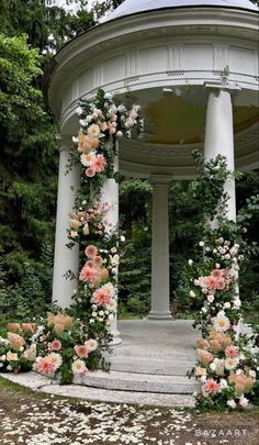 Backdrop Ideas Simple, Backdrop Design Wedding, Backdrop Decorations Wedding, Pillar Decor, Gazebo Wedding Decorations, Wedding Backdrop Ideas, Picture Walls, Elegant Decorations, Floral Arch Wedding