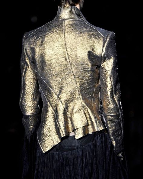 #modapproved 🖤 metallic leather is always perfect for the weather especially with monochrome grey or all black everything 😉 #lovethis Gold Jacket, Fashion Week Spring 2014, Metallic Look, Haider Ackermann, Fashion Details, Fashion Week Spring, Canada Goose, Paris Fashion, Paris Fashion Week