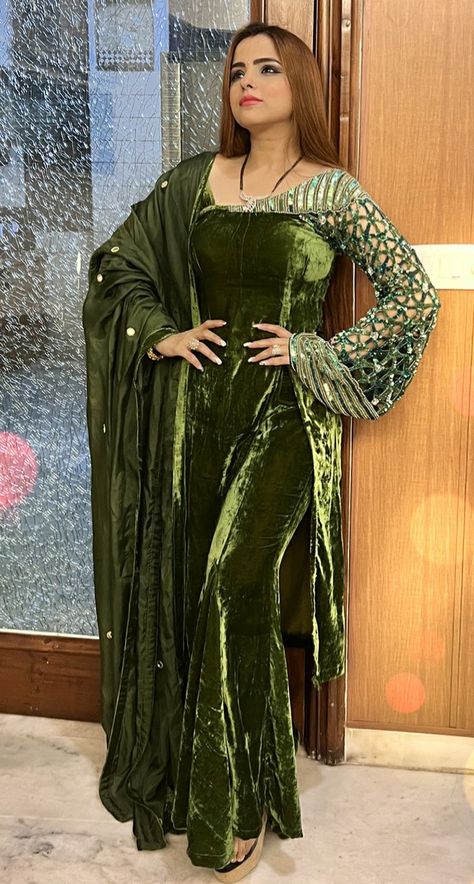 Velvet Suit Neck Design, Kurti And Plazo Designs Latest, Velvet Suit Designs Pakistani, Velvet Sharara Suit, Latest Velvet Suit Designs, Velvet Sharara, Velvet Pakistani Dress, Mehendi Dresses, Velvet Outfit