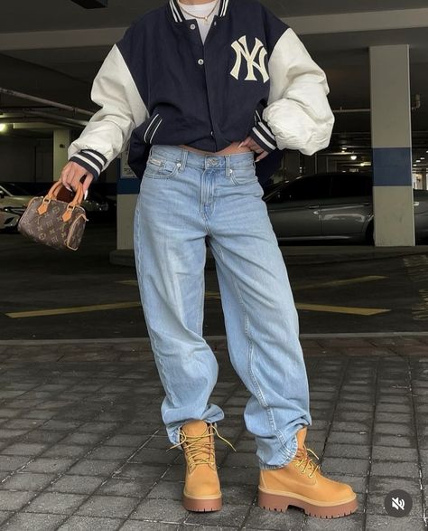 Timbs Outfits, Street Wear Aesthetic, Timberland Boots Outfit, Tennis Shoes Outfit, Easy Breezy, Chunky Sneakers, Street Style Women, In Fashion, Boyfriend Jeans