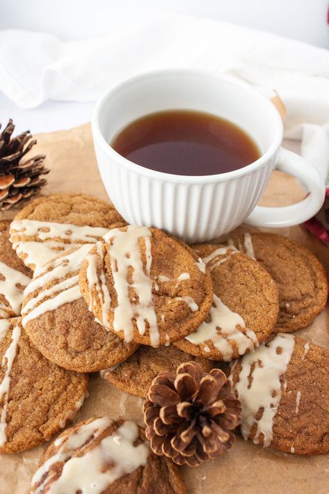 soft maple gingerbread cookies Maple Snickerdoodle Cookies, Gingerbread Dessert, Cookie Glaze, Chewy Gingerbread Cookies, Maple Frosting, Peanut Butter Blossoms, Cocoa Cookies, Peppermint Cookies, Maple Glaze