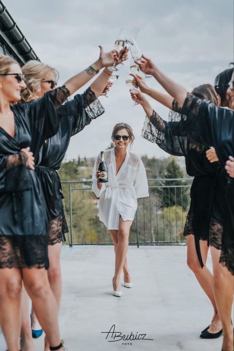 Bach Party Photoshoot, Wedding Photo Ideas Bridal Party Getting Ready, Bride Photoshoot With Bridesmaid, Bride Bachelorette Photo Ideas, Bridal Party Photos Groomsmen, Bachelorette Party Pictures Ideas, Cute Bachelorette Picture Ideas, Poses For Bachelorette Party, Bachelorette Poses For Bride