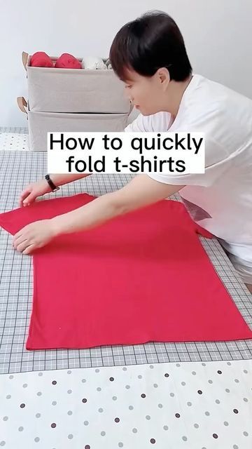 Tying Hacks, Folding Tricks, Clothes Life Hacks, Folding Tips, Folding Socks, T Shirt Folding, Folding Hacks, Folding Fitted Sheets, Fold Clothes