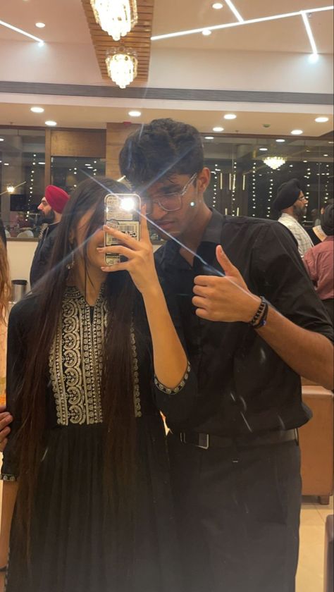 Hide Face Couple Pic, Couple Mirror Selfie Aesthetic, Eid Look, Eid Looks, Couples Hidden Face Pics, Stylish Pic, Couple Pic, Stylish Fall Outfits, Friend Poses Photography