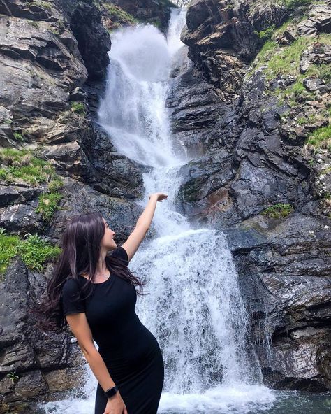 Waterfall Photo Ideas, Coorg Travel Outfits, Waterfall Picture Ideas, Sisters Photoshoot Poses, Travel Pose, Waterfall Pictures, Waterfall Photo, Mode Turban, Travel Pictures Poses