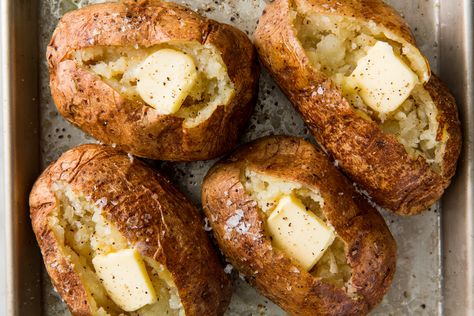 Delish Leftover Baked Potatoes, Jacket Potatoes, Best Baked Potato, Perfect Baked Potato, Easy Potato Recipes, Baked Potato Recipes, Potato Sides, Twice Baked Potatoes, Potato Recipe