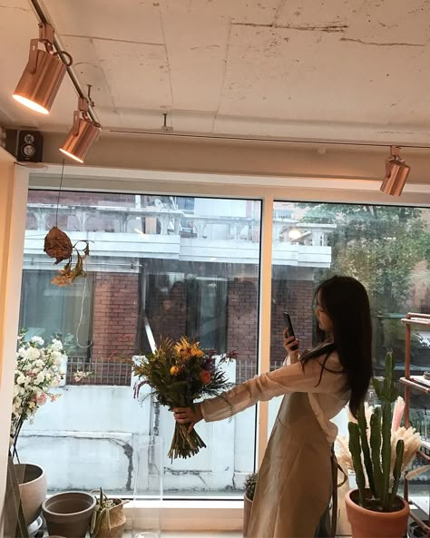 Photo Ideas With Flower Bouquet, Japan Flower Shop, Flower Girl Aesthetic, Florist Aesthetic, Flower Shop Aesthetic, Japan Flower, Son Naeun, Apink Naeun, Japan Tour