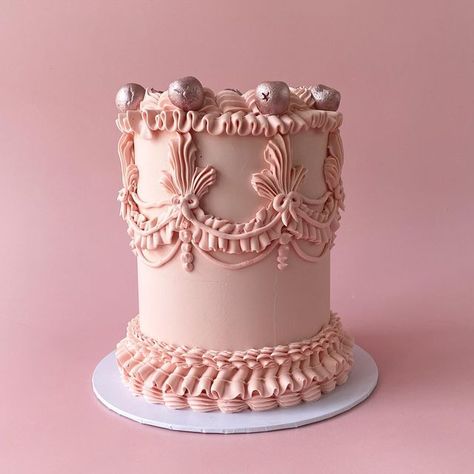 Three Little Piggies Bakery on Instagram: "PINK PJ PARTY . Pretty monochrome pink Lambeth cake for a PJ party last weekend for @glossyinteriors . Vanilla & salted caramel sponge, filled with vanilla swiss meringue buttercream, lashings of salted caramel and salted caramel chips. Heaven. . Cake board @cakecraftcompany Colour @colour.mill Piping nozzles @cakecraftcompany #threelittlepiggies #threelittlepiggiesbakery #tlpcakes #birthdaycake #ediblegold #goldleaf #cakecakecake #tlpmacarons #ma Tall Lambeth Cake, Regency Cake, Monochrome Cake, Salted Caramel Chips, Caramel Chips, Heaven Cake, Lambeth Cake, Bakery Party, Piping Nozzles