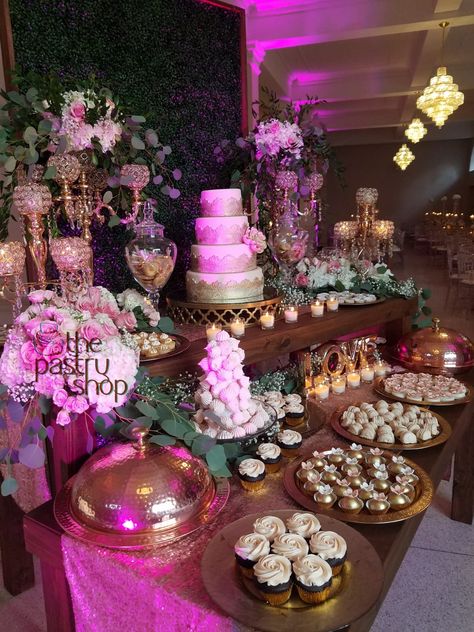 Elegante cake and candy bar for 50th aniversary. Quince Snack Bar, Quince Candy Table, Quince Dessert Table, Quince Court Table, Quinceanera Food, Quince Court, Xv Ideas, Quince Cakes, Cake And Dessert