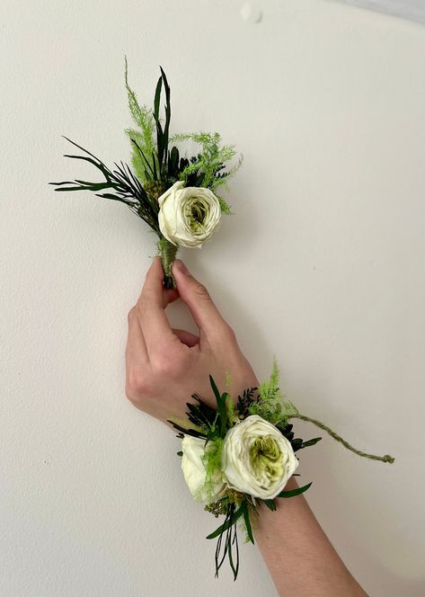 Corsage Green Dress, Prom Corsages 2024, Prom Wrist Corsage Ideas, Homecoming Corsage And Boutonniere, Corsages Wedding, Boutonniere Ideas, Prom Flowers Corsage, Black Corsage, Flowers To Go