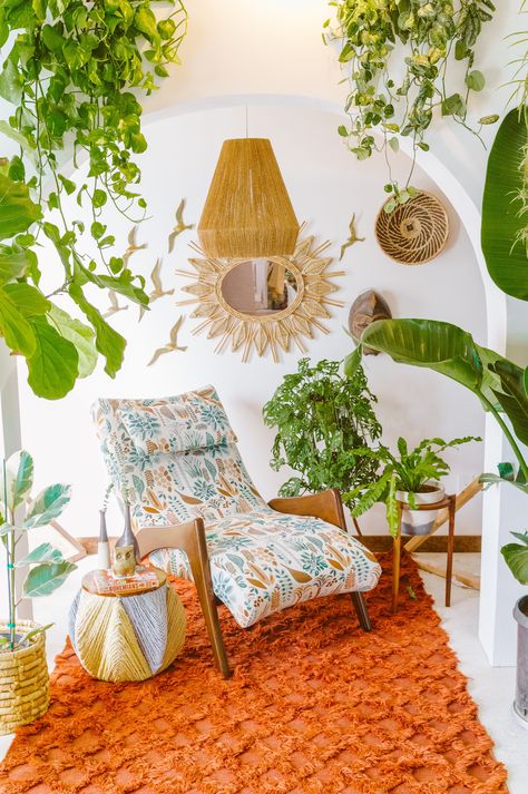 Designer Spotlight Boho Plant Living Room Decor, Jungalow Decor, 1960s Furniture, Justina Blakeney, Jungalow Style, Mid Century Modern Chair, Boho Chic Decor, Boho Living Room, Cozy Space